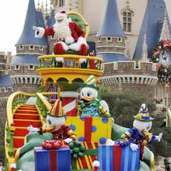 東京ディズニーランド「ディズニー・サンタヴィレッジ・パレード」(C)Disney