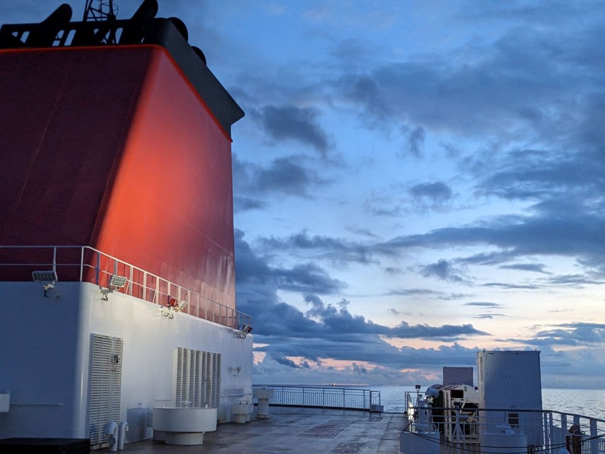 日の出を狙って早起きしたものの雲が多くちょっと残念。でも360度海の解放感と朝の空気がすがすがしい