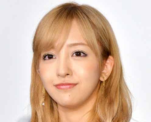 板野友美、豪華自宅の寝室に“2つの枕”