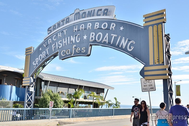 サンタモニカ・ピアの青いゲート看板