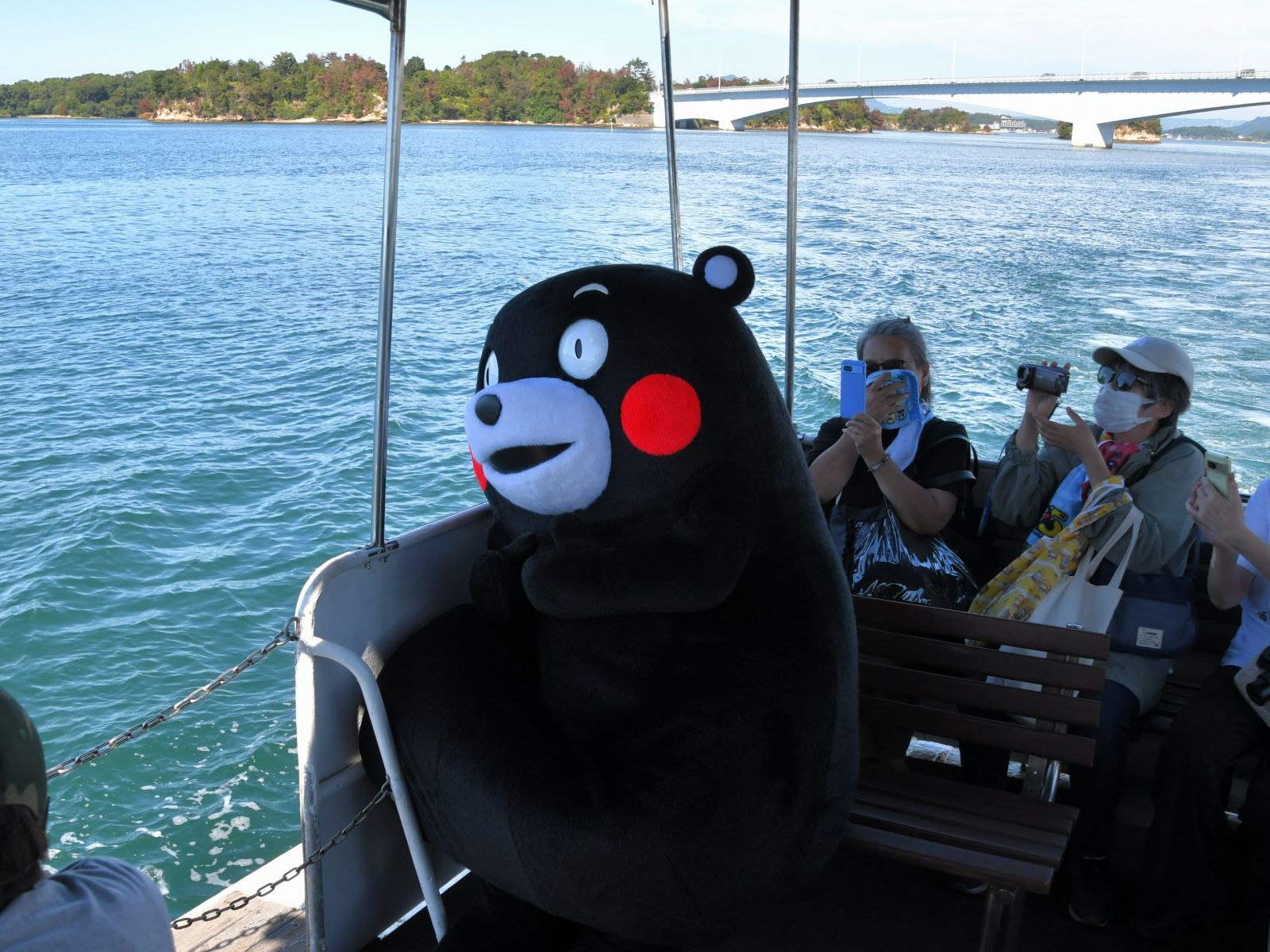 風を受けて気持ちよさそうなくまモン