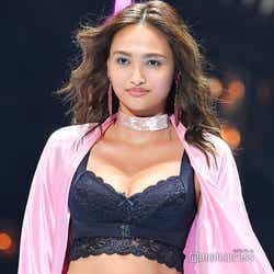 モデルプレス - “驚異の10頭身”香川沙耶、美ボディ披露のランジェリー姿に会場うっとり<TGC2019A/W>
