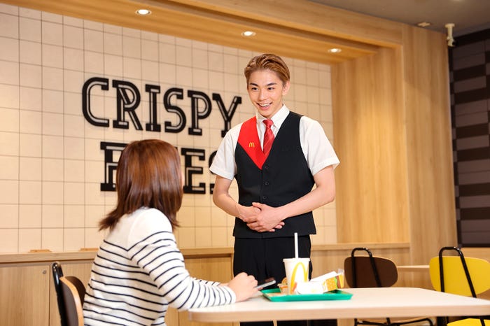 マクドナルドで働くクルー(提供写真)