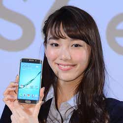 モデルプレス - 飯豊まりえ、美脚のぞく大人スタイル 筧美和子とペットトークも