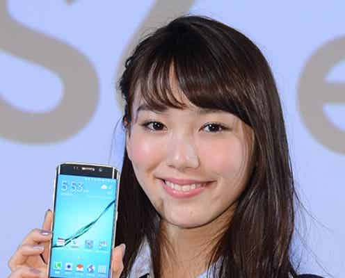 飯豊まりえ、美脚のぞく大人スタイル 筧美和子とペットトークも