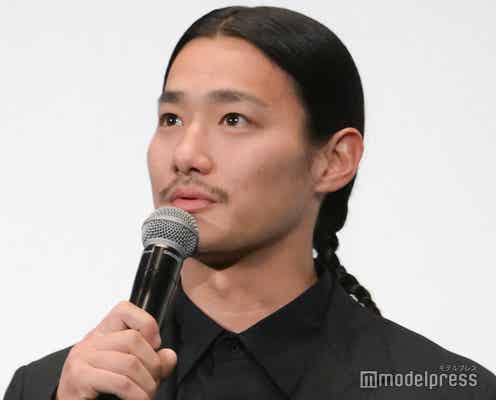 野村周平、おさげヘアで登場 舞台上で記者に“訂正”求める「謝らなきゃいけない」<サイレントラブ>