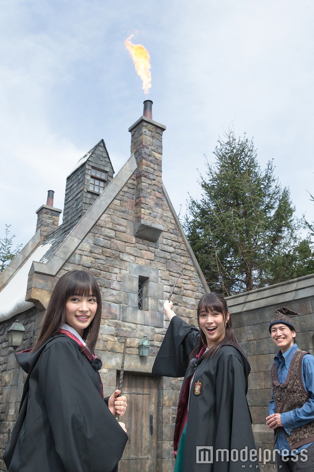 新アトラクションを体験する広瀬アリス＆すず姉妹（写真中央・左）／画像提供：ユニバーサル・スタジオ・ジャパン