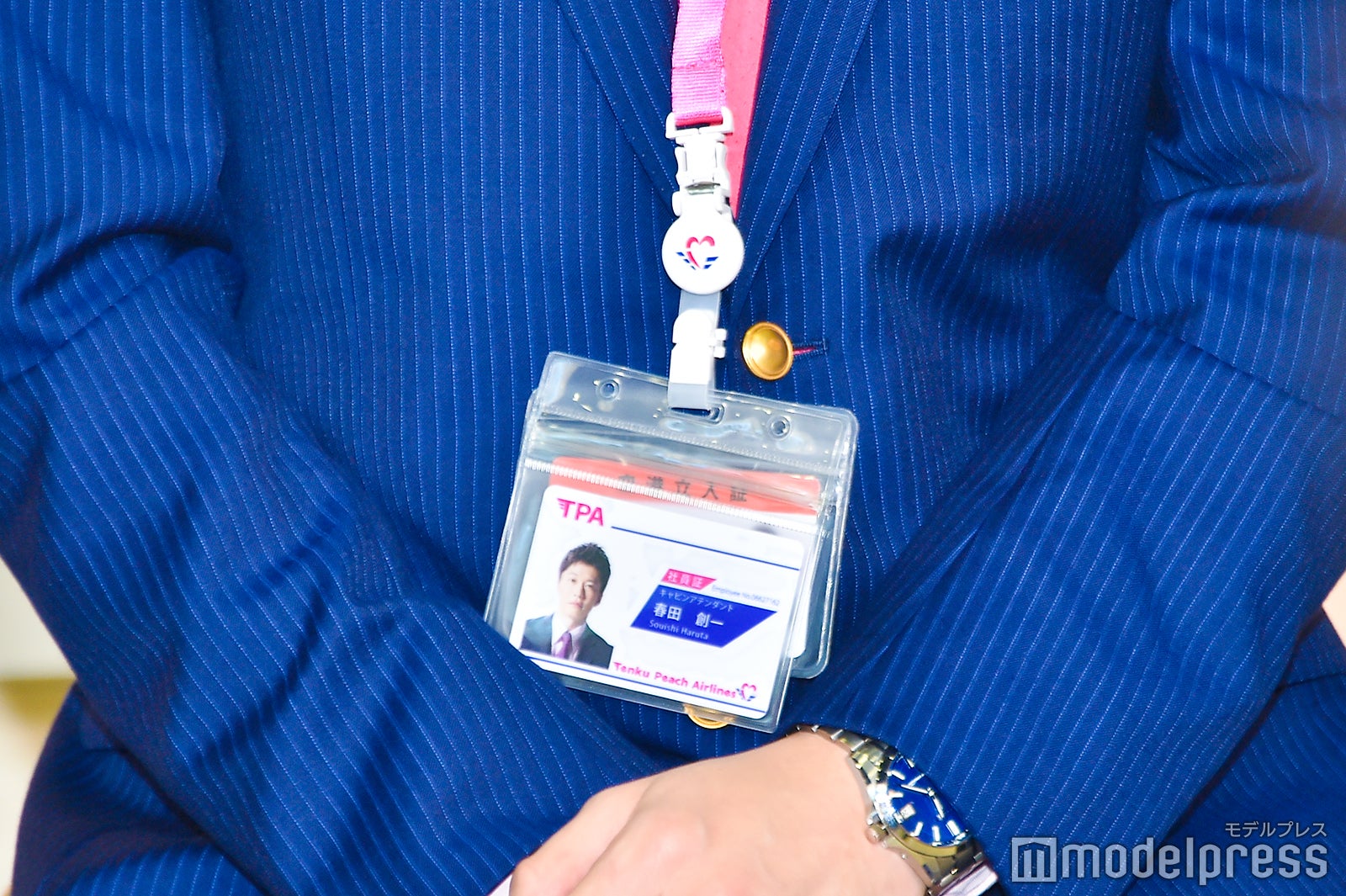 春田創一の社員証（黒澤武蔵の社員証は裏返っており…） （C）モデルプレス