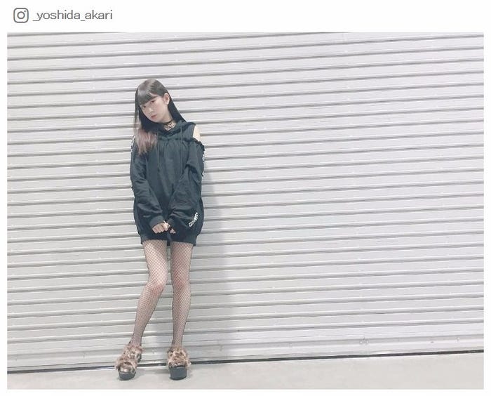 網タイツで美脚を披露した吉田朱里/Instagramより