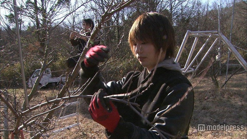 桃の作り方を学んでいる若者（C）NHK