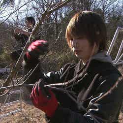 桃の作り方を学んでいる若者(C)NHK