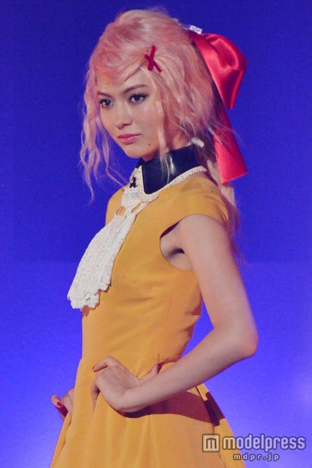 セーラーヴィーナスに変身した八木アリサ