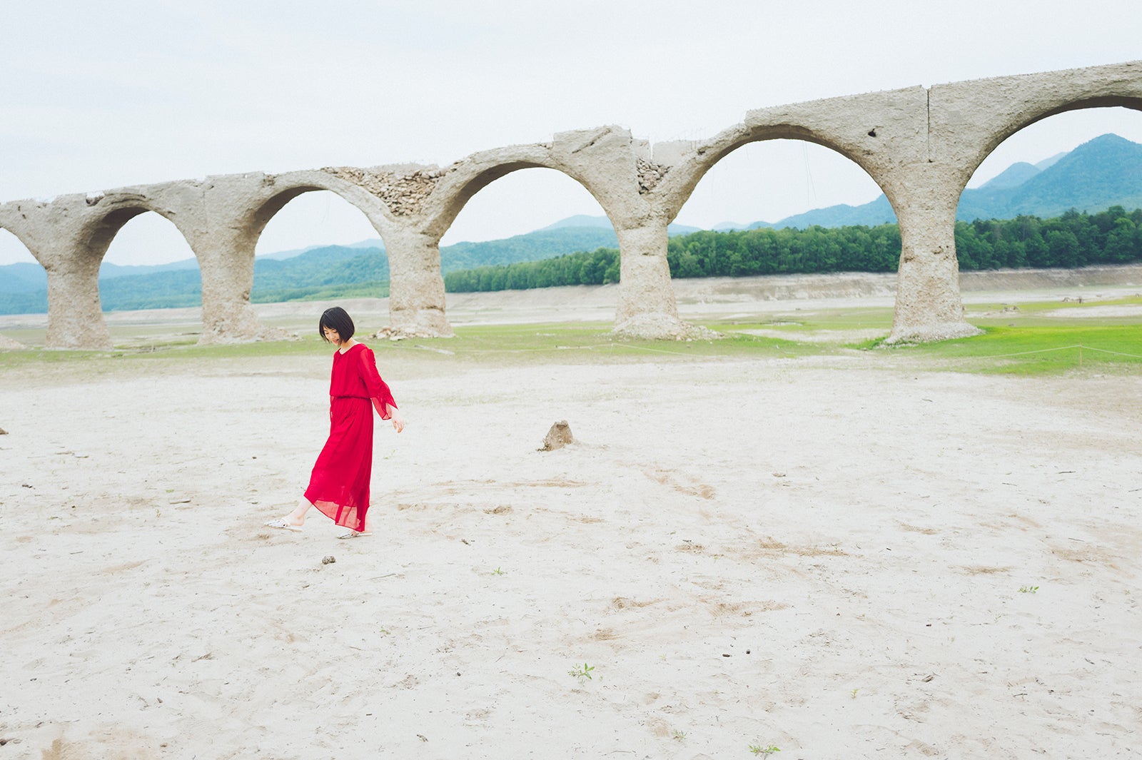 『浜辺美波 2020カレンダーブック』／（C）KADOKAWA 撮影／前康輔