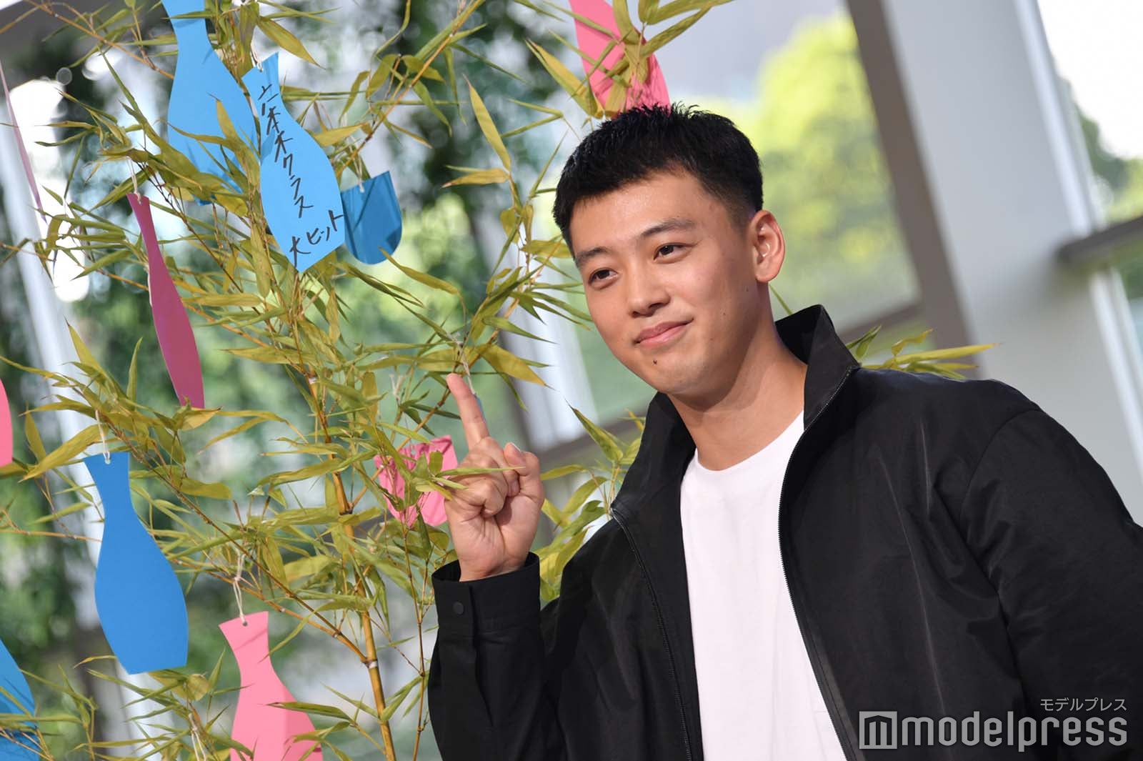 「六本木クラス 大ヒット」と短冊に願いを込めた竹内涼真 （C）モデルプレス