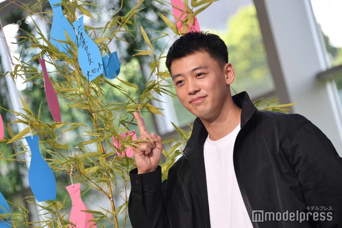 「六本木クラス 大ヒット」と短冊に願いを込めた竹内涼真 (C)モデルプレス