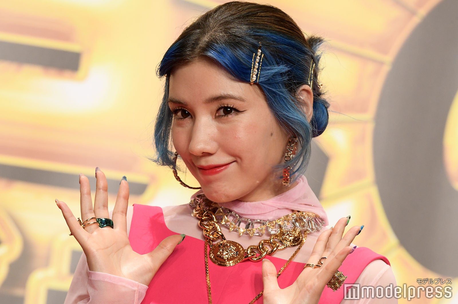 仲里依紗のヘアスタイル遍歴】ブルー・ピンク・三つ編み…奇抜