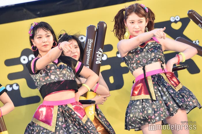 吉田朱里と“女王様ポーズ” (C)モデルプレス