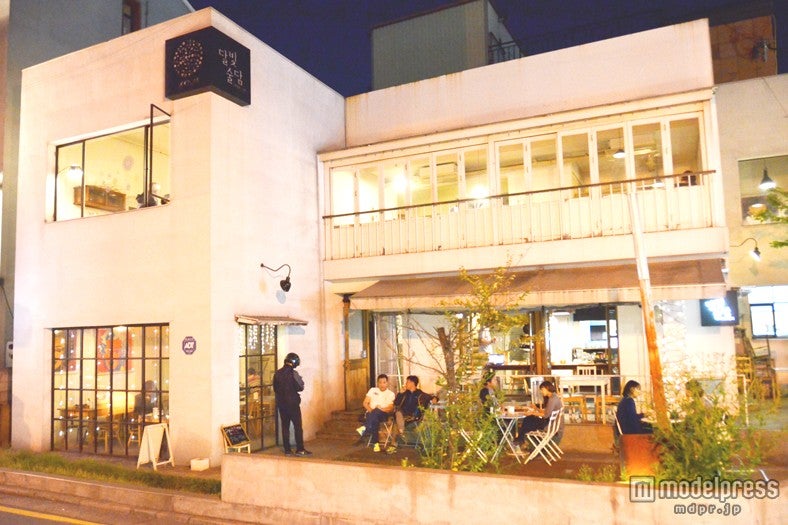 ライトアップされた「MOON JAR」