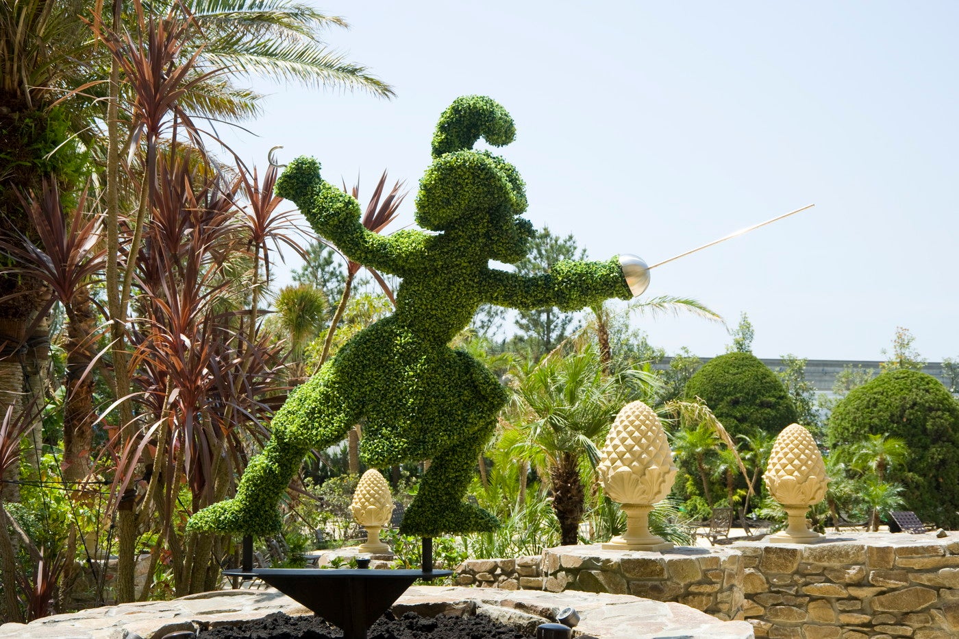 ミスティマウンテンズ・プール　フック船長のトピアリー（C）Disney