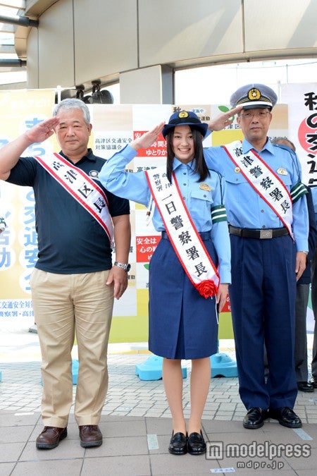 秋岡正充高津区長、吉本実憂、花岡憲也高津警察署長