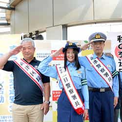秋岡正充高津区長、吉本実憂、花岡憲也高津警察署長