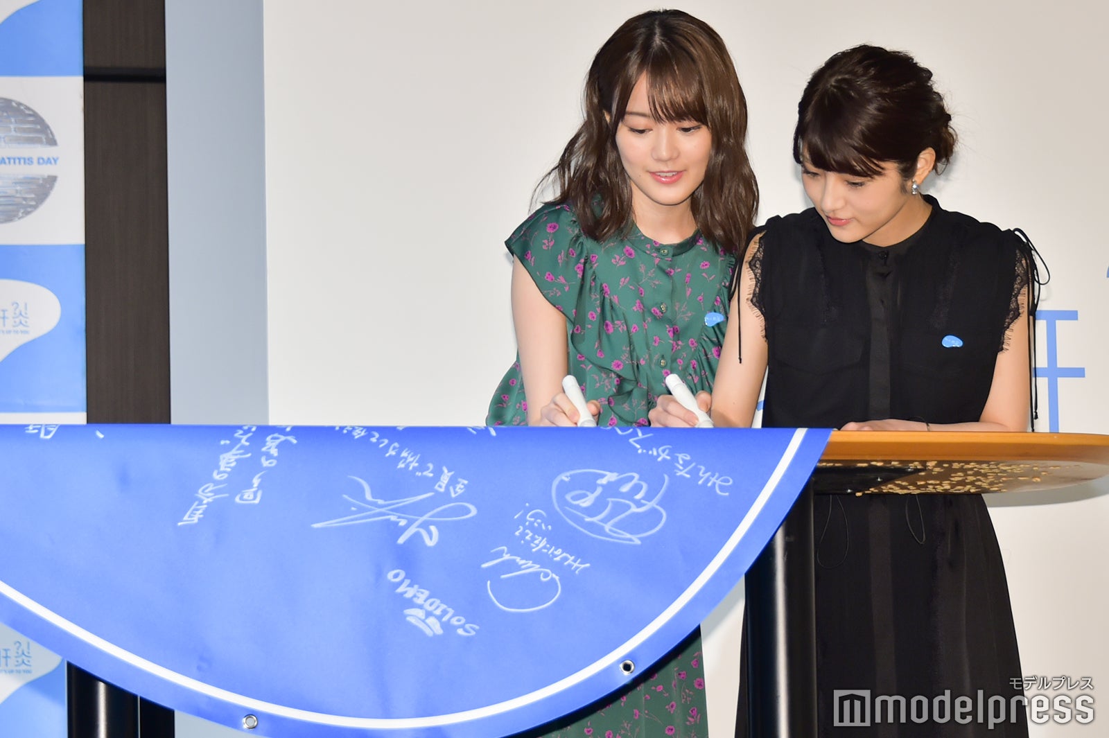 メッセージを書き込む生田絵梨花、若月佑美 （C）モデルプレス