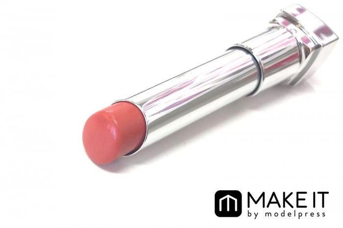 【メイベリン】「リップフラッシュ」“OR01オレンジグレーズ” (C)メイクイット