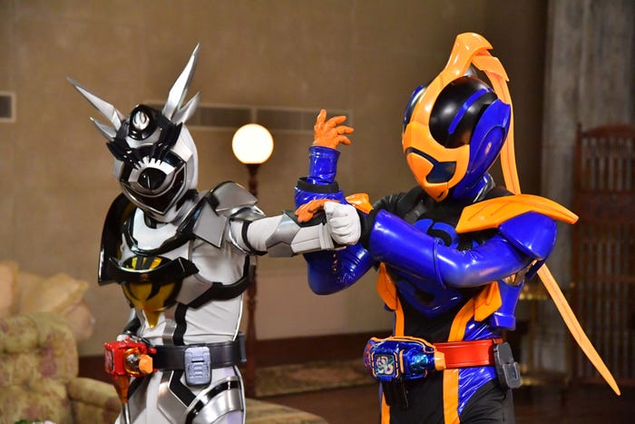 「仮面ライダージャンヌ&仮面ライダーアギレラ withガールズリミックス」より(C)東映特撮ファンクラブ (C) 2021 石森プロ・テレビ朝日・ADK EM・東映