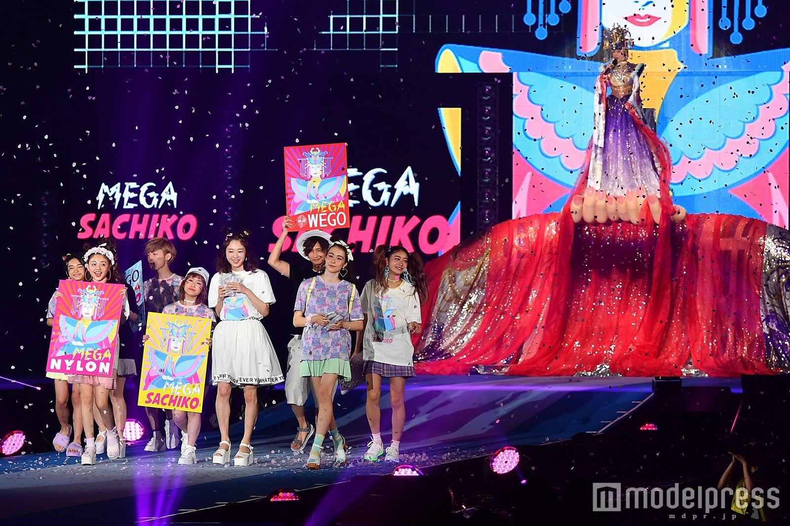 “メガ幸子”の登場に会場騒然 ちぃぽぽ＆みちょぱらと「千本桜」で異色コラボ＜GirlsAward 2016 S／S＞