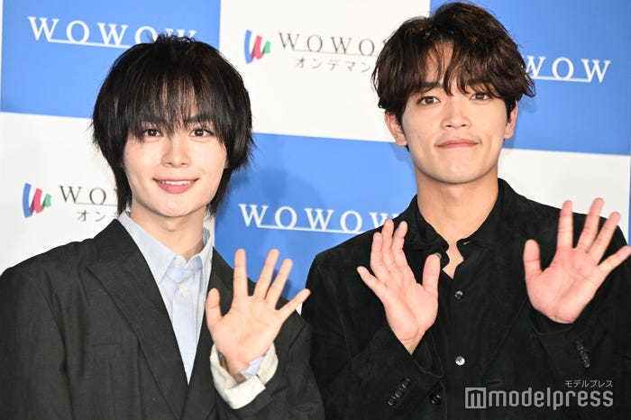 原嘉孝が現場で一点を見つめていると思いきや不意に笑顔を見せると「赤ちゃんが初めて笑った時みたい」と表現した大西流星(C)モデルプレス