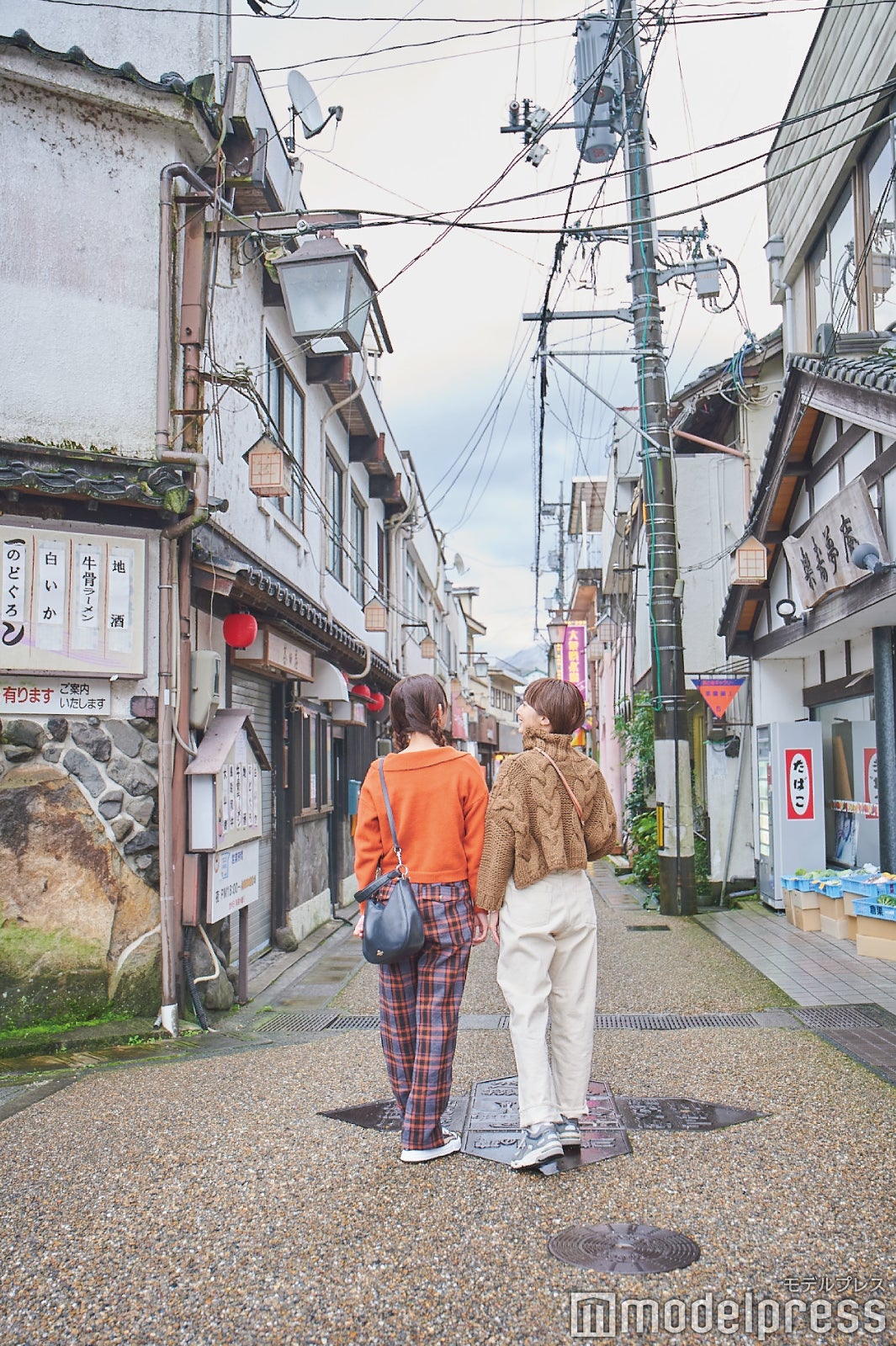 昭和レトロな街並みが広がる温泉街（C）モデルプレス