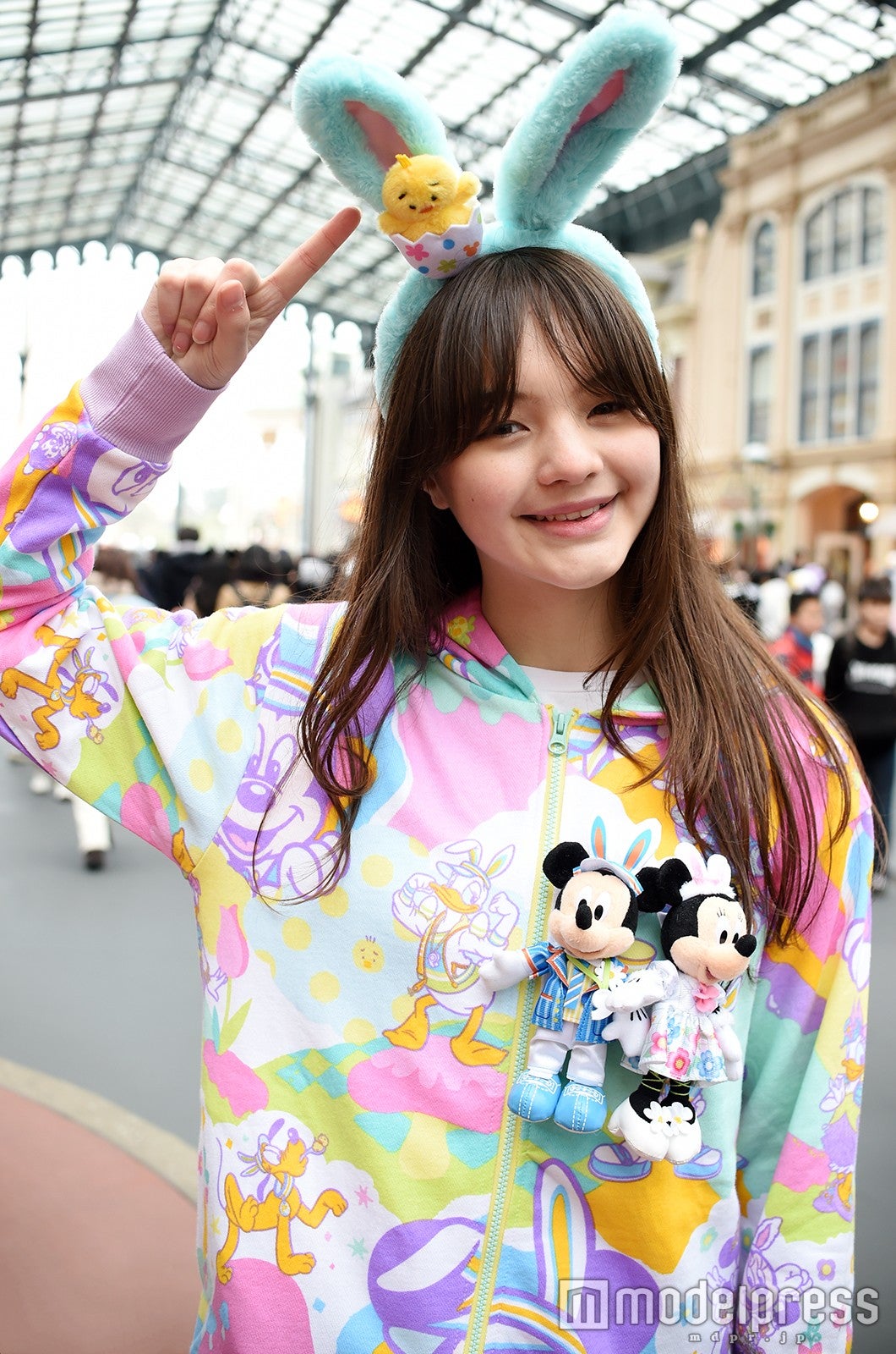 “うさみみ”カチューシャ（モデル：藤田エミリ）／（C）モデルプレス