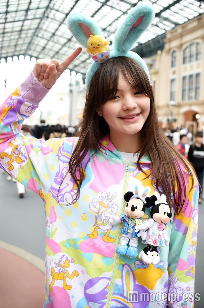 “うさみみ”カチューシャ(モデル:藤田エミリ)/(C)モデルプレス