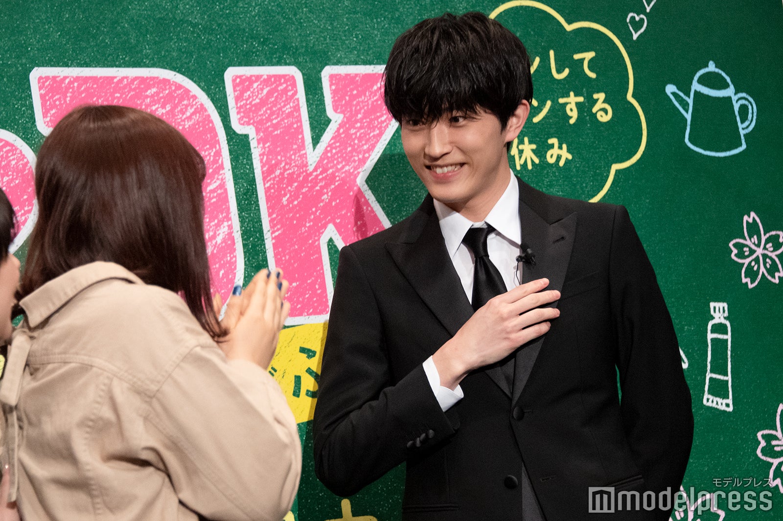 紳士的に挨拶する杉野遥亮 （C）モデルプレス