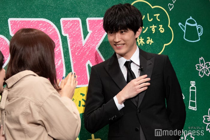 紳士的に挨拶する杉野遥亮 (C)モデルプレス