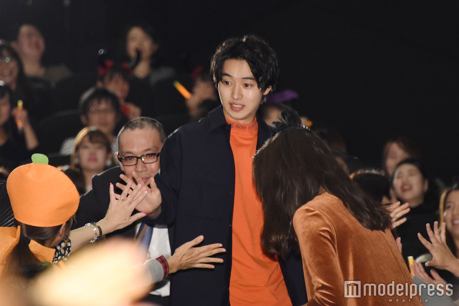 客席の間から登場した山崎賢人 （C）モデルプレス