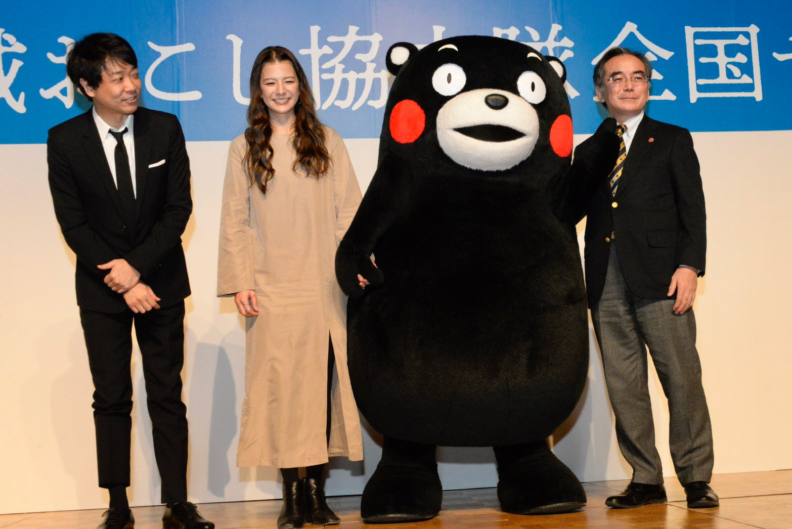 （左から）水野学、スザンヌ、くまモン、成尾雅貴（提供写真）