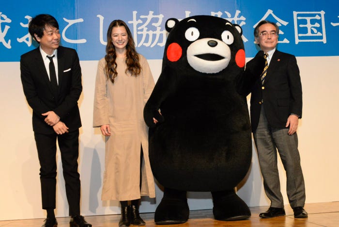 (左から)水野学、スザンヌ、くまモン、成尾雅貴(提供写真)
