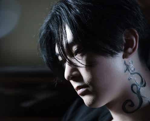 吉沢亮、悪のカリスマ性を発揮 黒髪の衝撃ビジュアル解禁<東京リベンジャーズ>