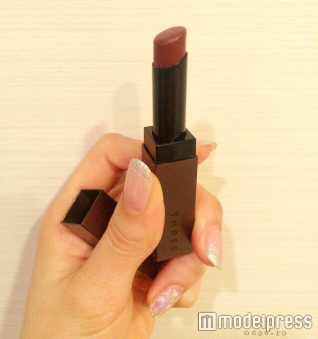 バーガンディレッドのリップで大人っぽく／THREE