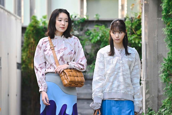 飯豊まりえ、西野七瀬「恋なんて、本気でやってどうするの?」第5話より(C)カンテレ