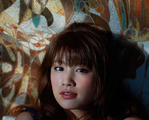 久松郁実、豊満バストのぞく“大人の色香”「全体的にしっとり」