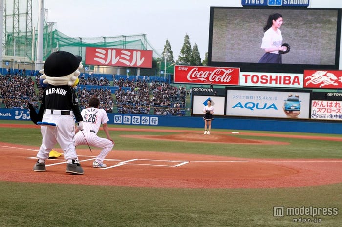 ピッチャー:倉持明日香、キャッチャー:倉持明氏、バッター:つば九郎、審判:マーくん