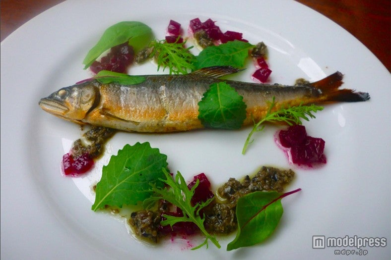 「鮎のコンフィ～タプナードソース～」￥800～￥1500／画像提供：violette
