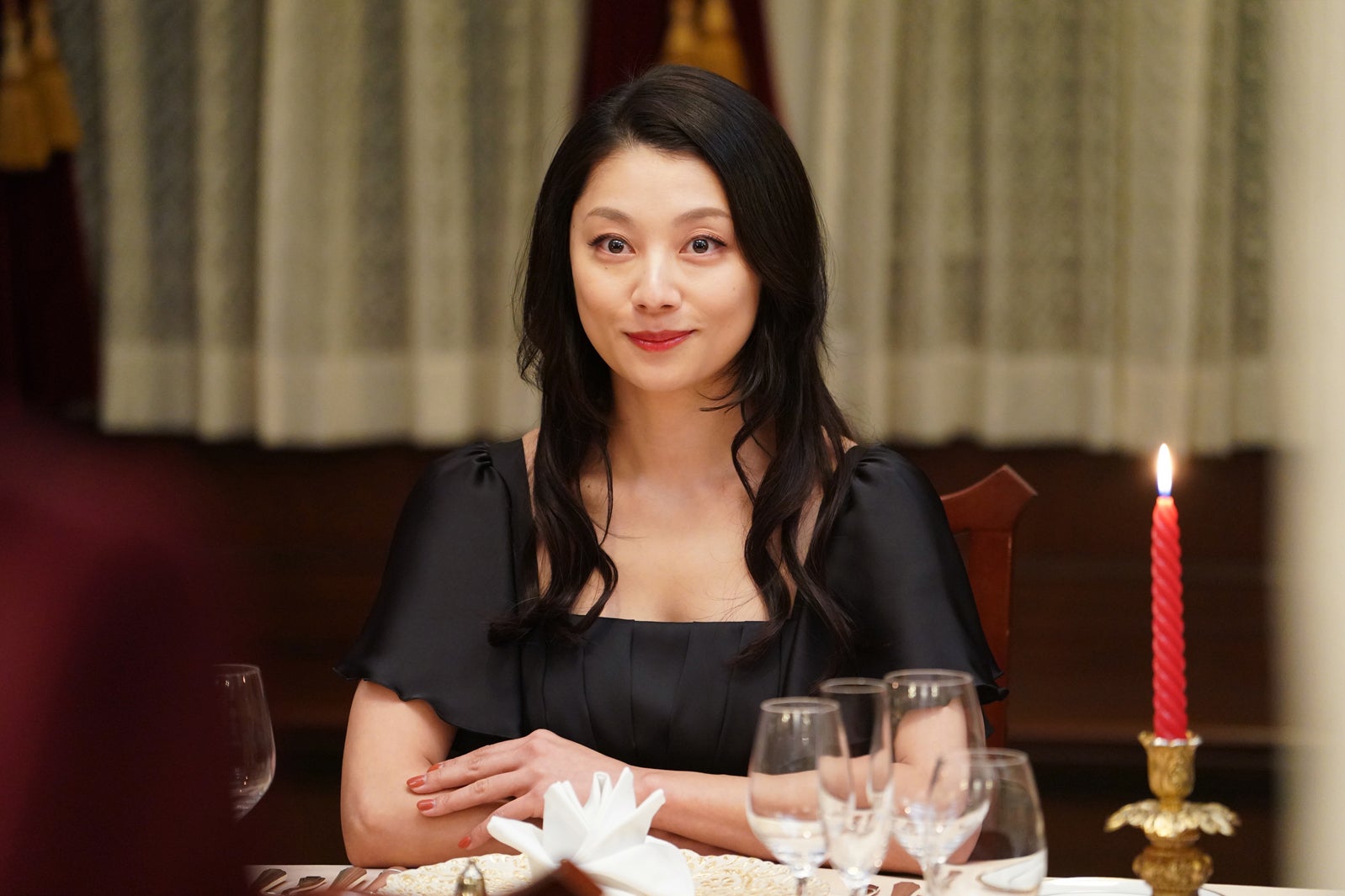 小池栄子／「美食探偵 明智五郎」第1話より（C）日本テレビ