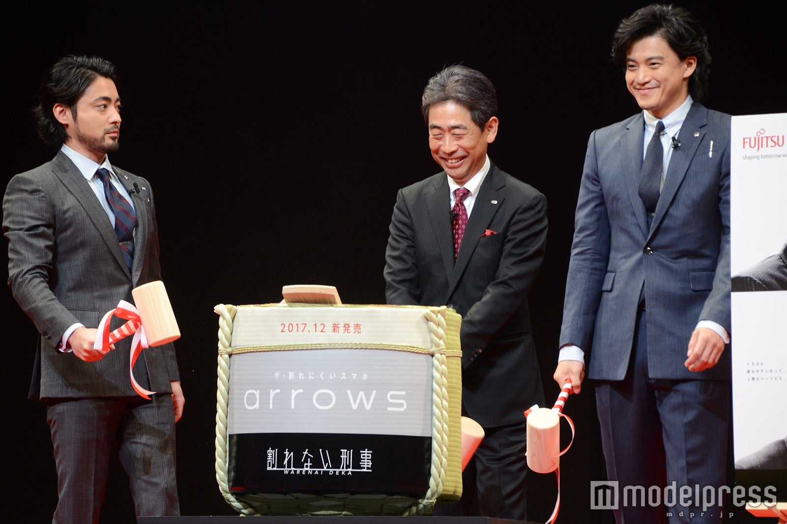 （左）山田孝之「割れちゃったじゃないか！」（C）モデルプレス