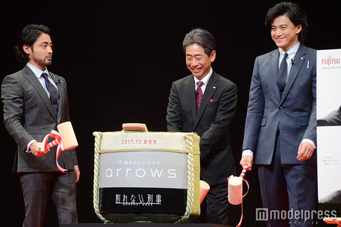 (左)山田孝之「割れちゃったじゃないか!」(C)モデルプレス