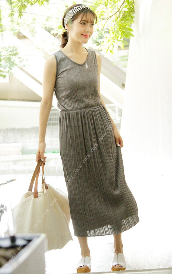 細プリーツのマキシ丈ノースリーブワンピース「coca」2,990円（税込）