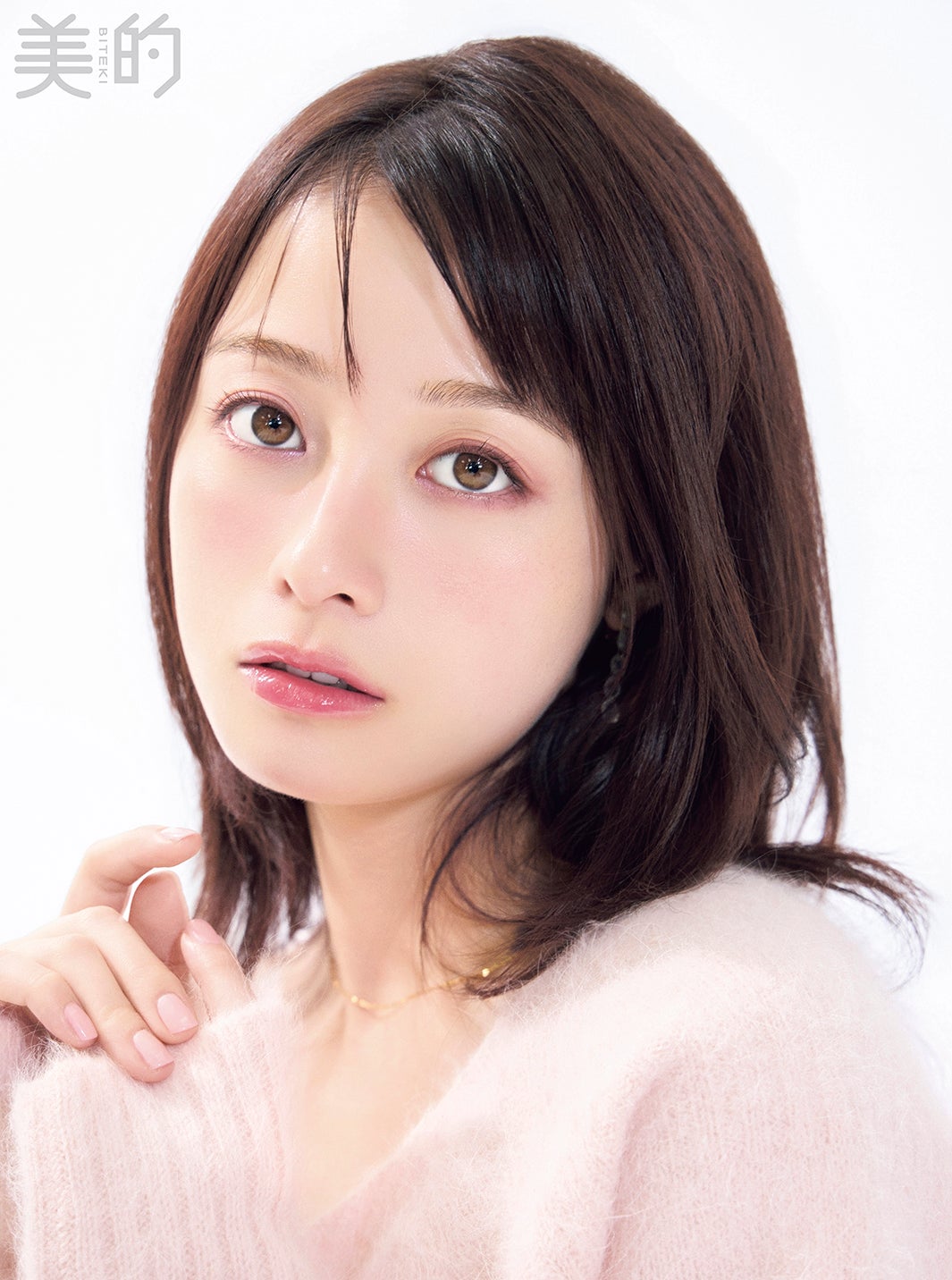 橋本環奈「美的」でピュアなツヤ肌＆美肩披露「ヤンドク！」主人公との共通点も明かす「私？と思う場面も多くて」