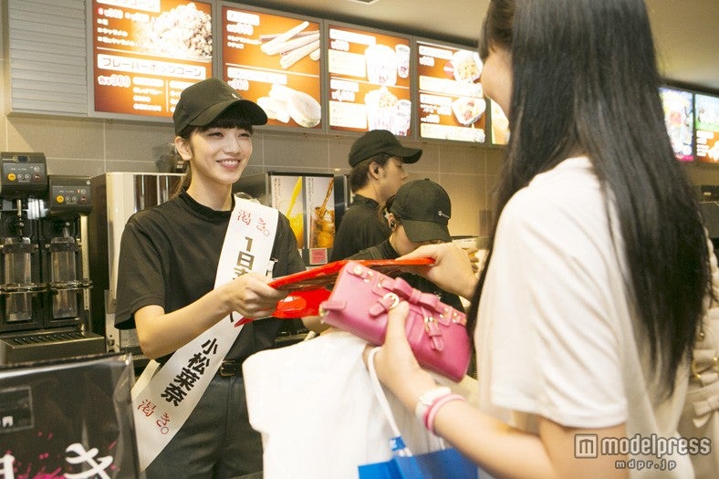 売店スタッフとして店頭に立つ